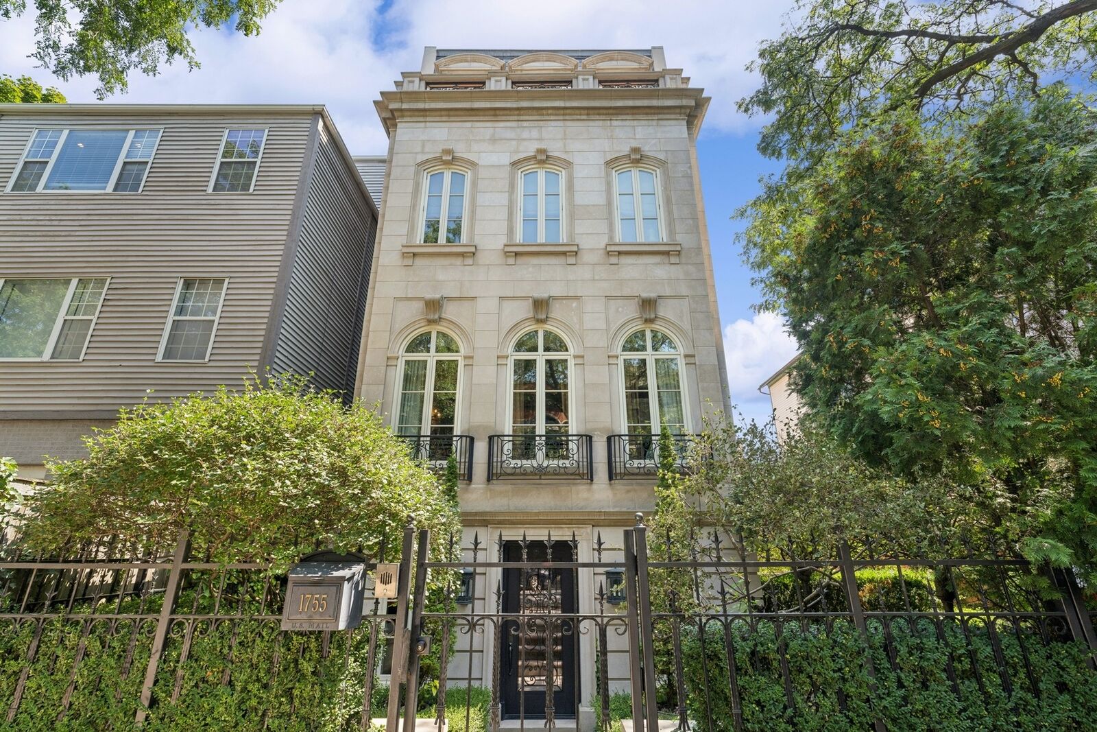 Property Photo:  1755 N Mohawk Street  IL 60614 