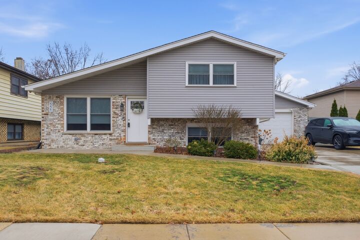 Property Photo:  2221 Charmingfare Drive  IL 60517 