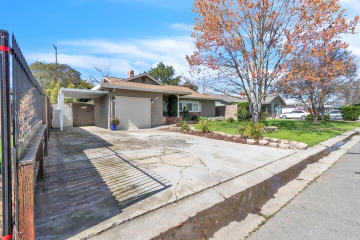 Property Photo: 2305 Estrellita Way CA 95825