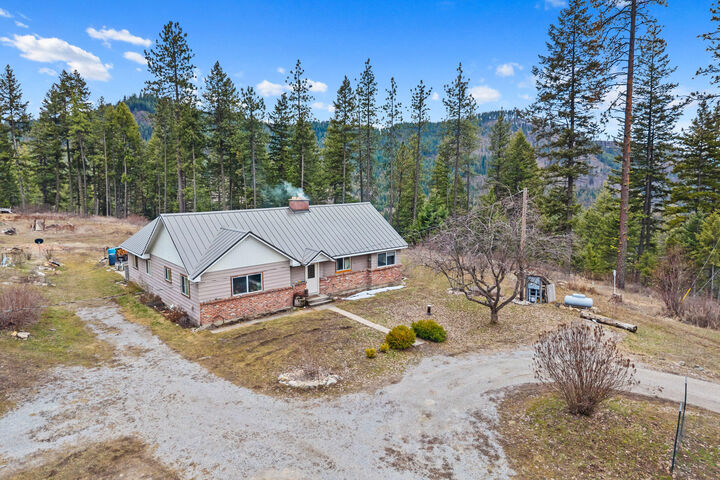 Property Photo: 2852 Horseshoe Lake Rd WA 99109