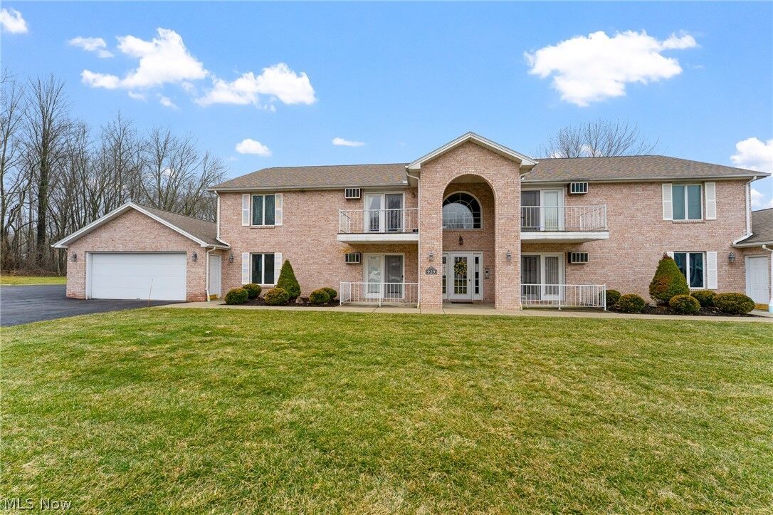 Property Photo:  929 Auburn Hills Drive 1  OH 44512 