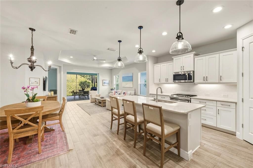 Property Photo: 2175 Marquesa Cir FL 34112