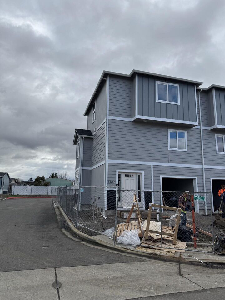 Property Photo:  7892 28th Street  OR 97503 