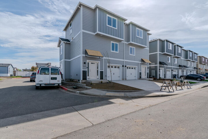 Property Photo:  7892 28th Street  OR 97503 