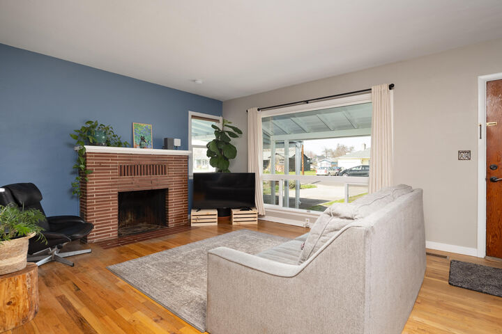 Property Photo:  1211 Dakota Avenue  OR 97501 