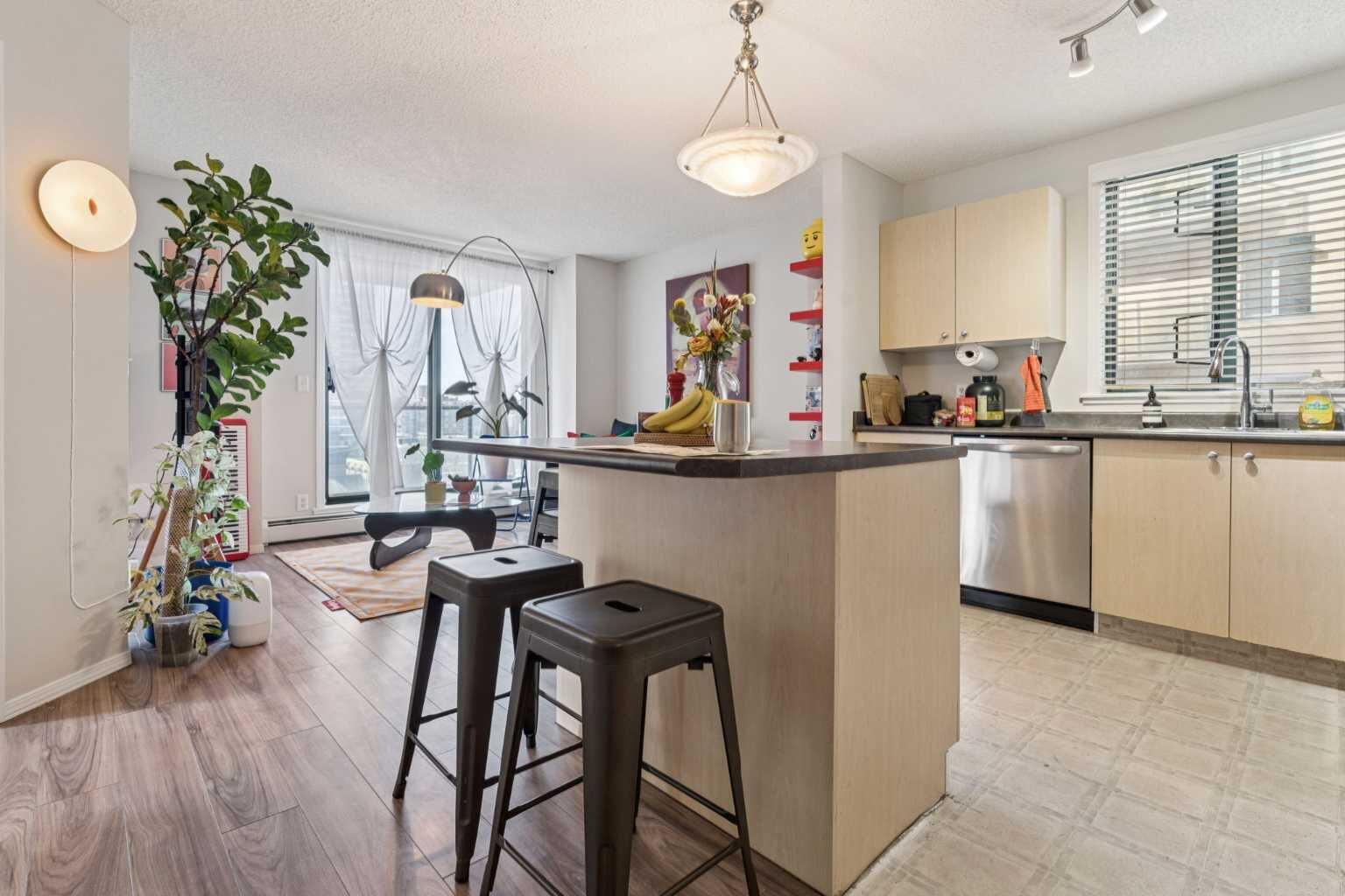 Property Photo: 1111 6 Avenue SW 1101 AB T2P 3M3