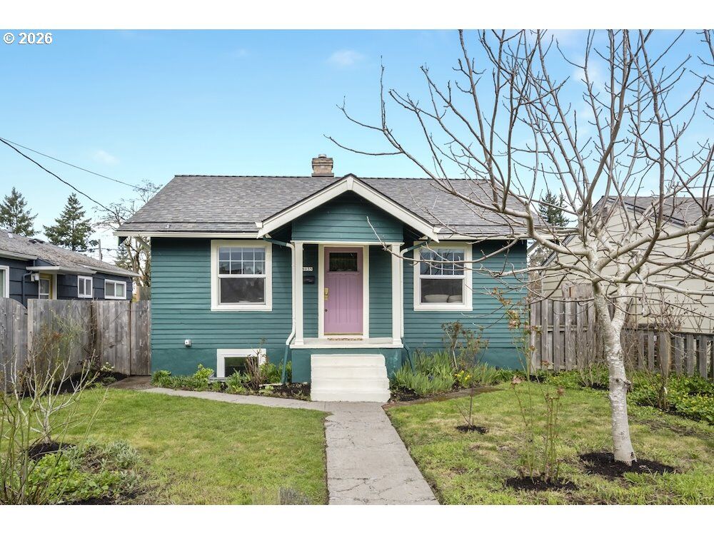 Property Photo:  6035 SE Knight St  OR 97206 