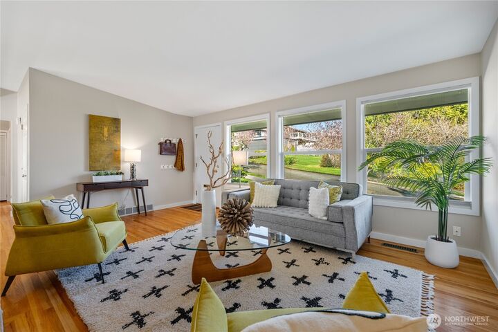 Property Photo:  2415 W McGraw Street  WA 98199 