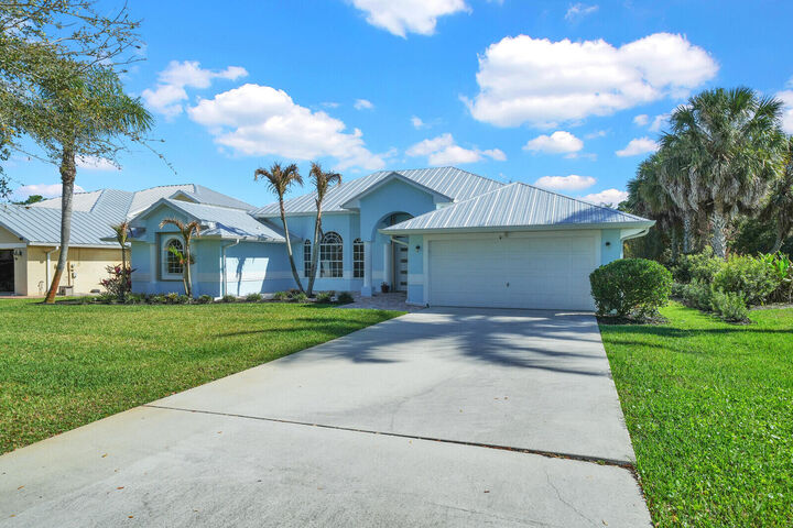 Property Photo: 184 SE Osprey Ridge FL 34984