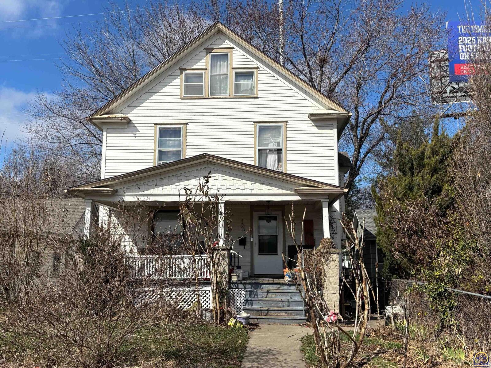 Property Photo:  207 SW Van Buren St  KS 66603 