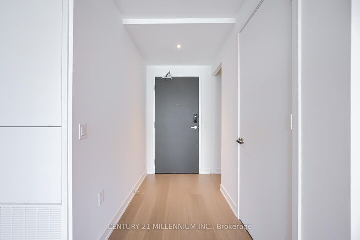 Property Photo:  448 Burnhamthorpe Road W 2206  ON L5B 4M6 