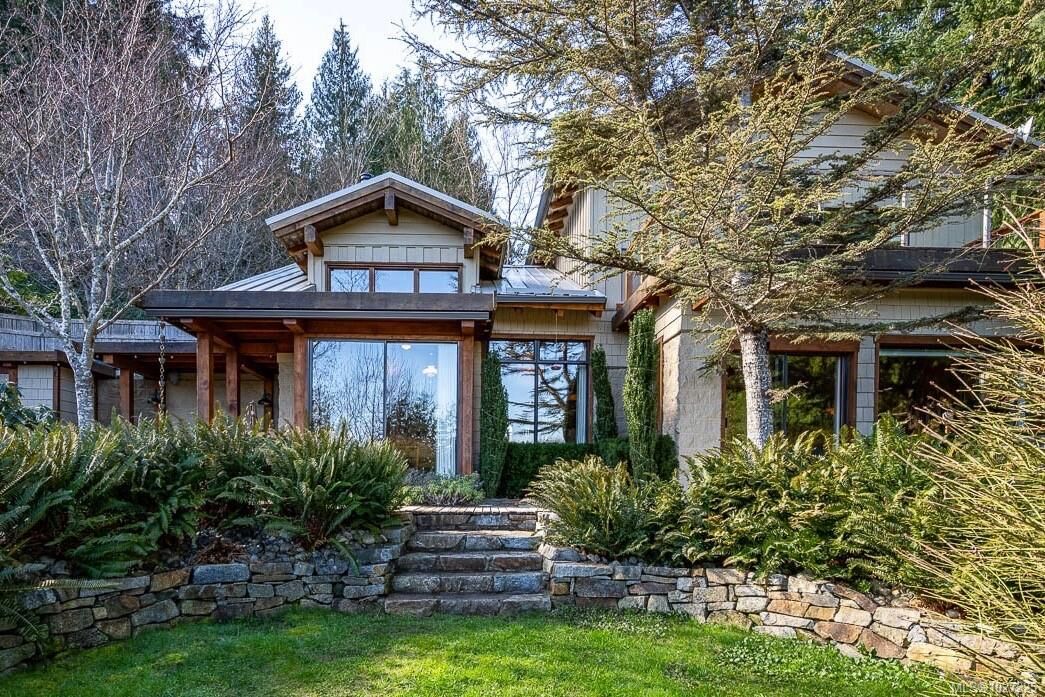 Property Photo: 825 Austin Dr BC V0P 1K0
