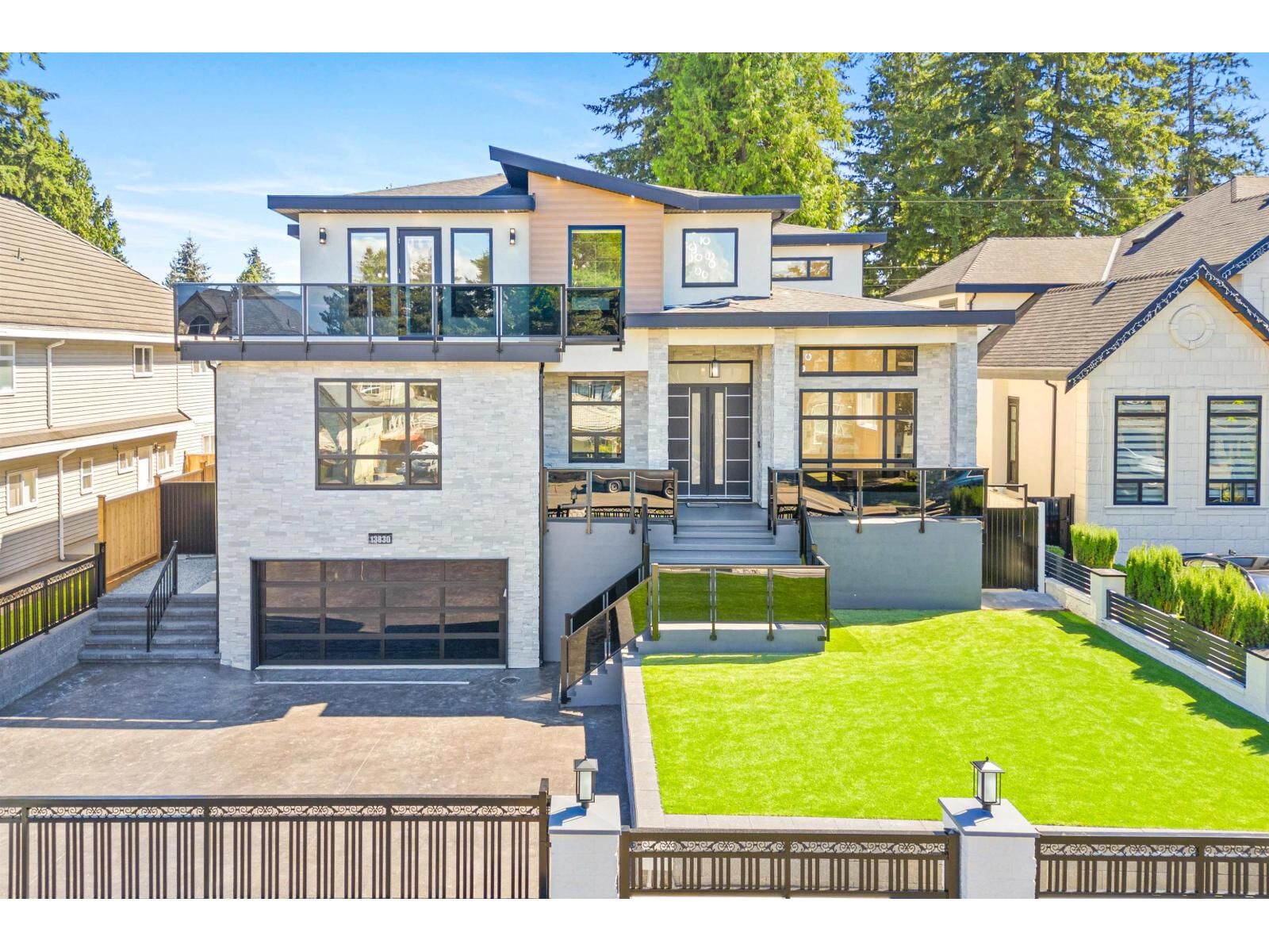 Photo de la propriété:  13830 78A Avenue  BC V3W 2Y5 