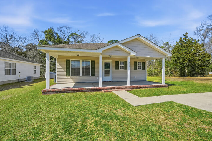 Property Photo: 309 Rangeline Street FL 32425