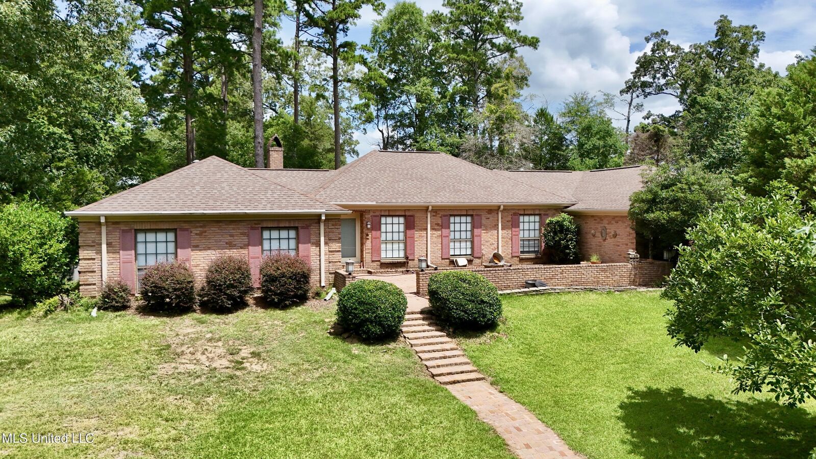 Property Photo: 307 Longwood Drive MS 39056