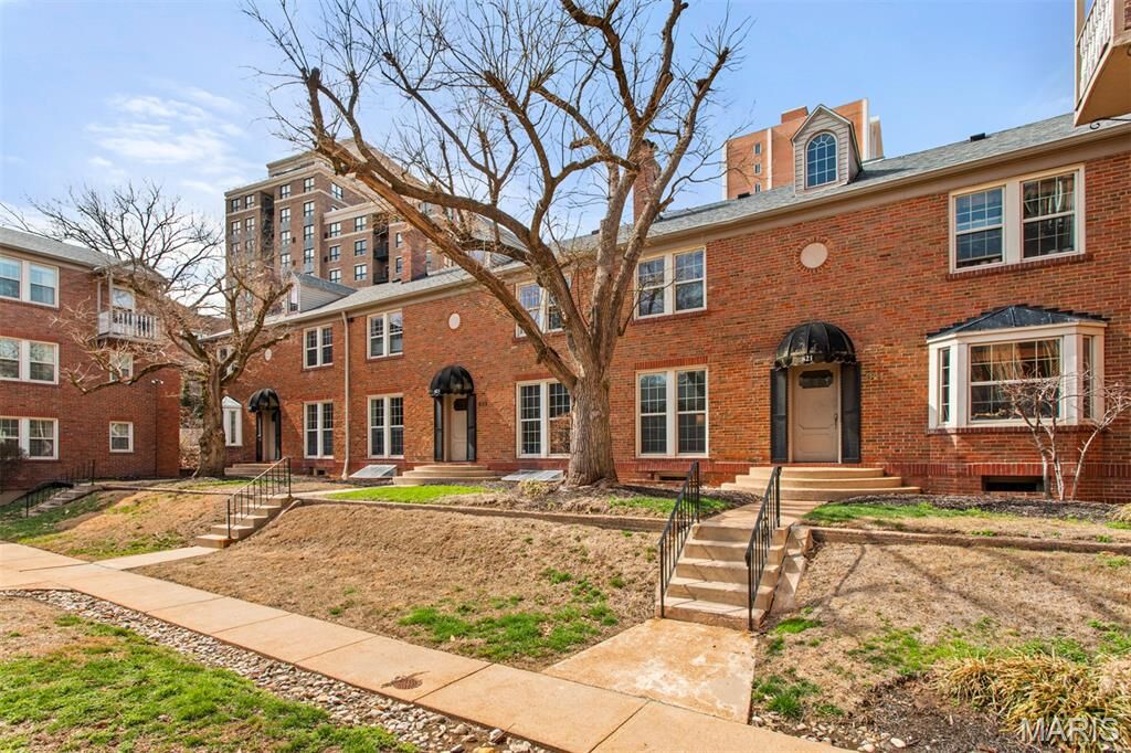 Property Photo:  821 Westwood Drive 1S  MO 63105 