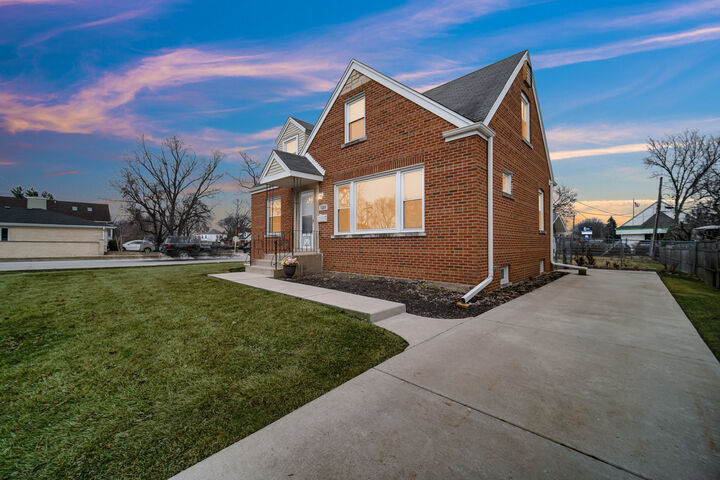 Property Photo:  1201 Grove Avenue  IL 60068 