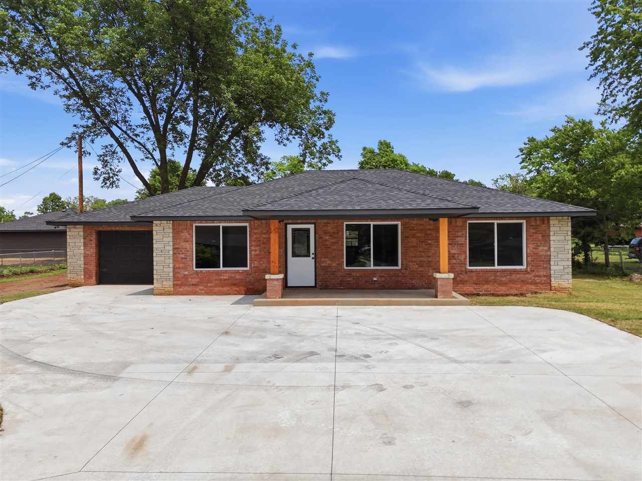 Property Photo:  1905 E Hartford  OK 74604 