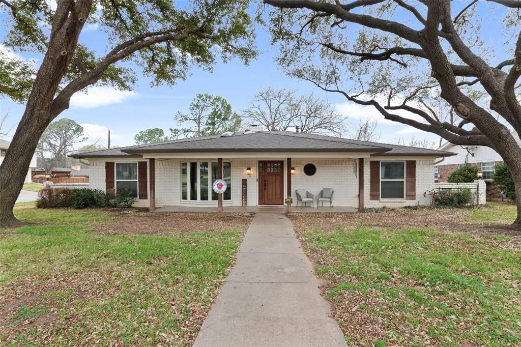 Property Photo:  2201 Mountainview Drive  TX 76054 