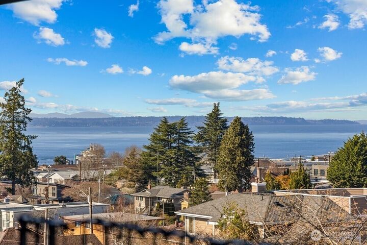 Property Photo:  712  Alder Street  WA 98020 