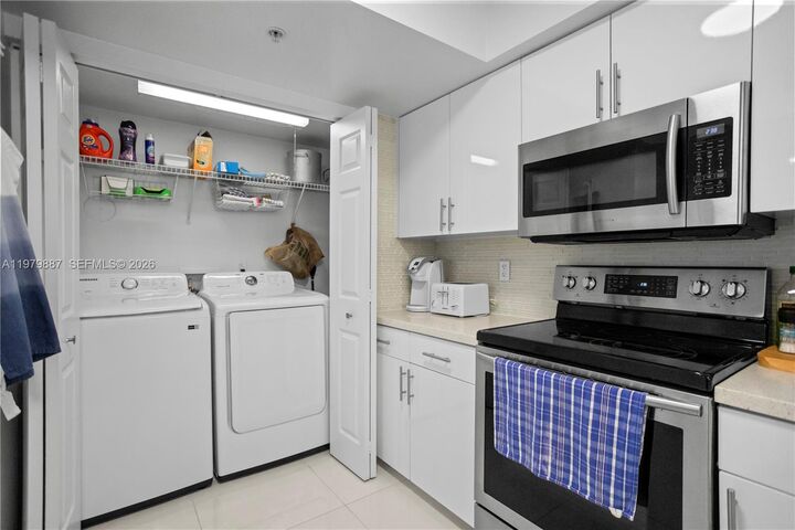 Property Photo:  529 E Sheridan St 307  FL 33004 