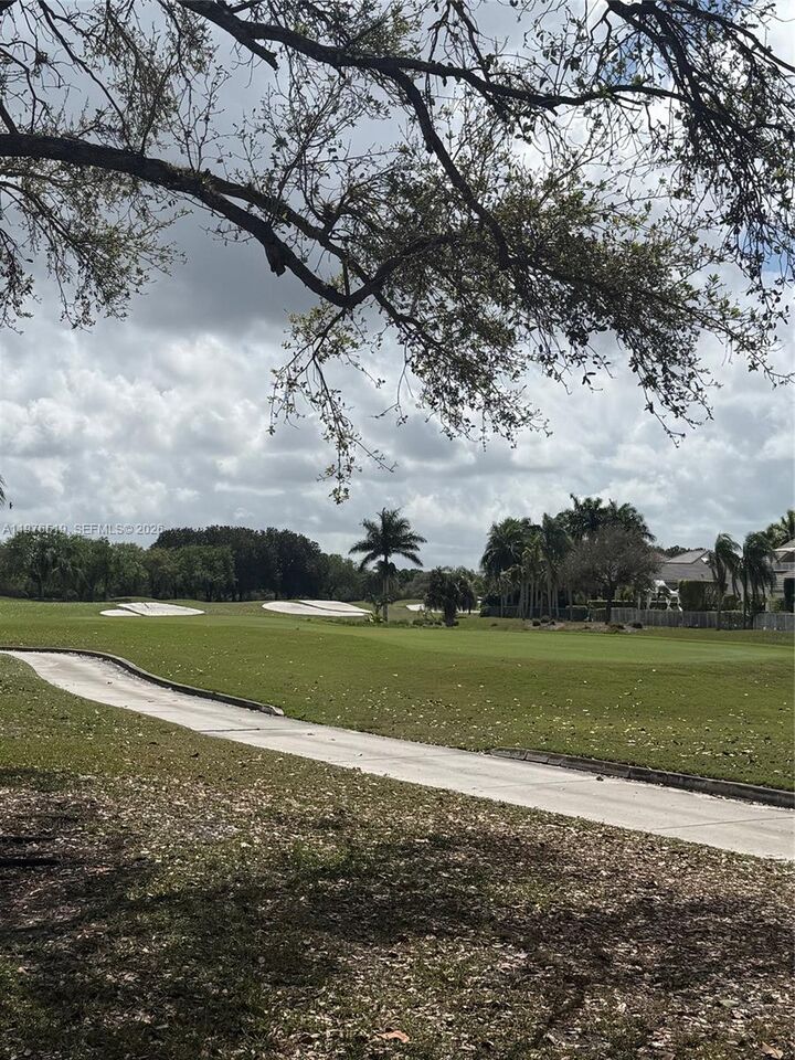 Property Photo: 2719 Pinehurst FL 33332