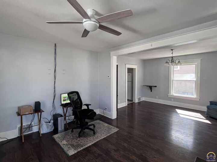 Property Photo:  722 NE Sumner St  KS 66616 