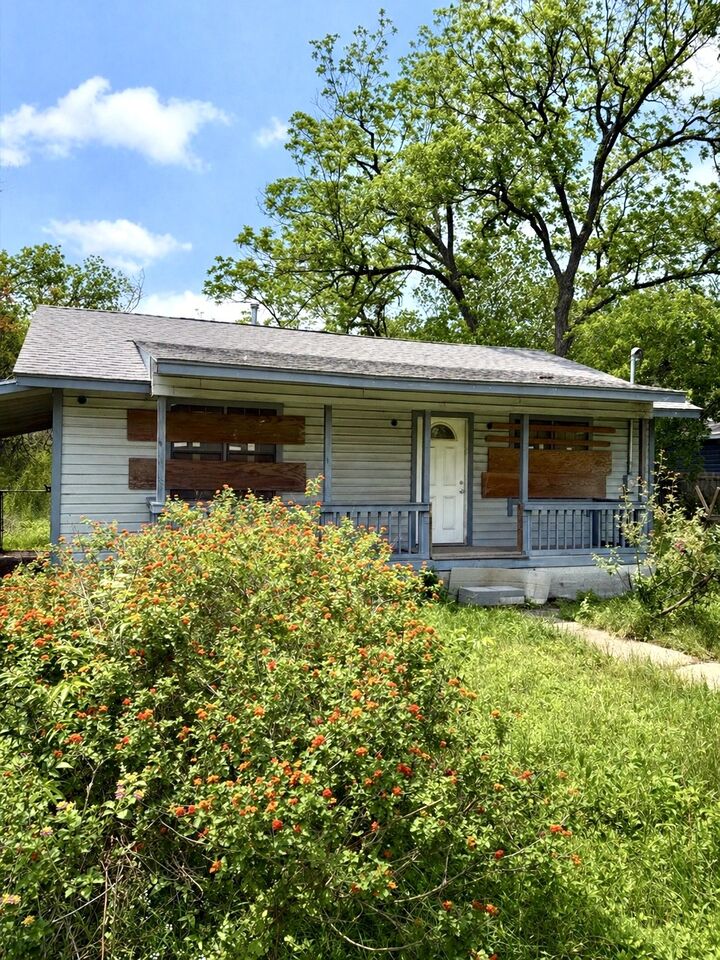 Property Photo: 407 Middle Lane TX 78753