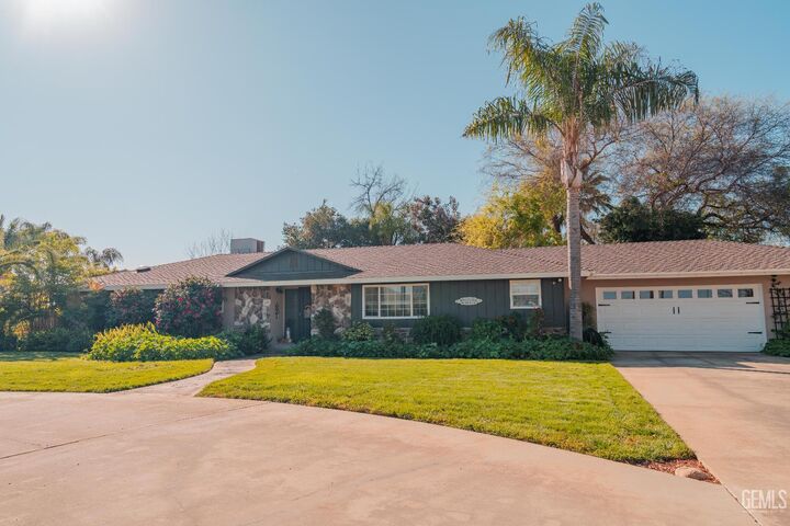 Property Photo:  915 S Strathmore Avenue N  CA 93247 