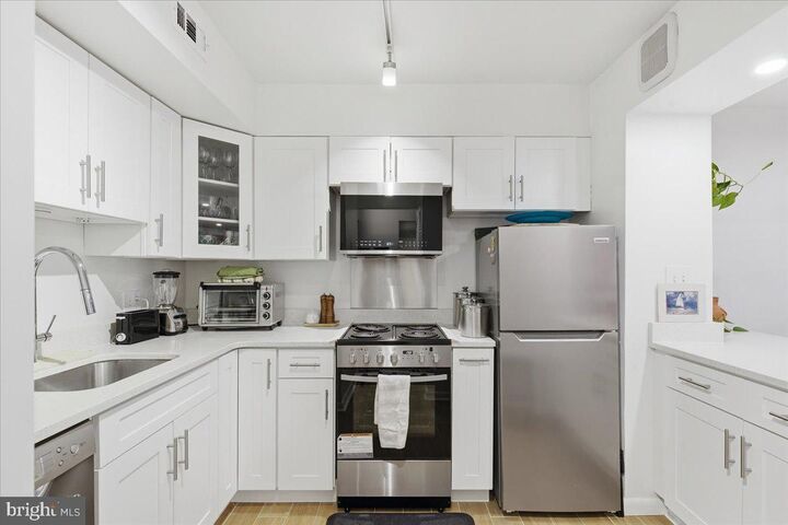 Property Photo:  2141 Wisconsin Avenue NW 202  DC 20007 