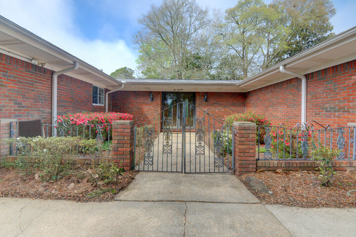 Property Photo:  613 NE Cambridge Avenue  FL 32547 