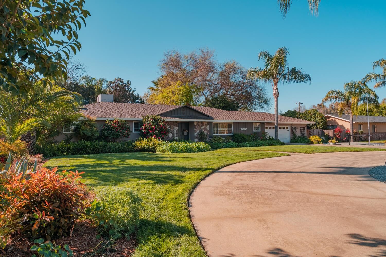 Property Photo:  915 S Strathmore Avenue N  CA 93274 