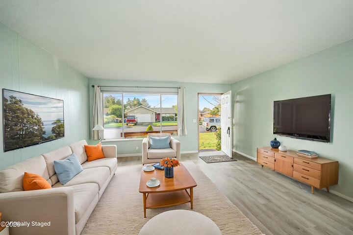 Property Photo:  334 NE San-Bay-O Circle  OR 97365 
