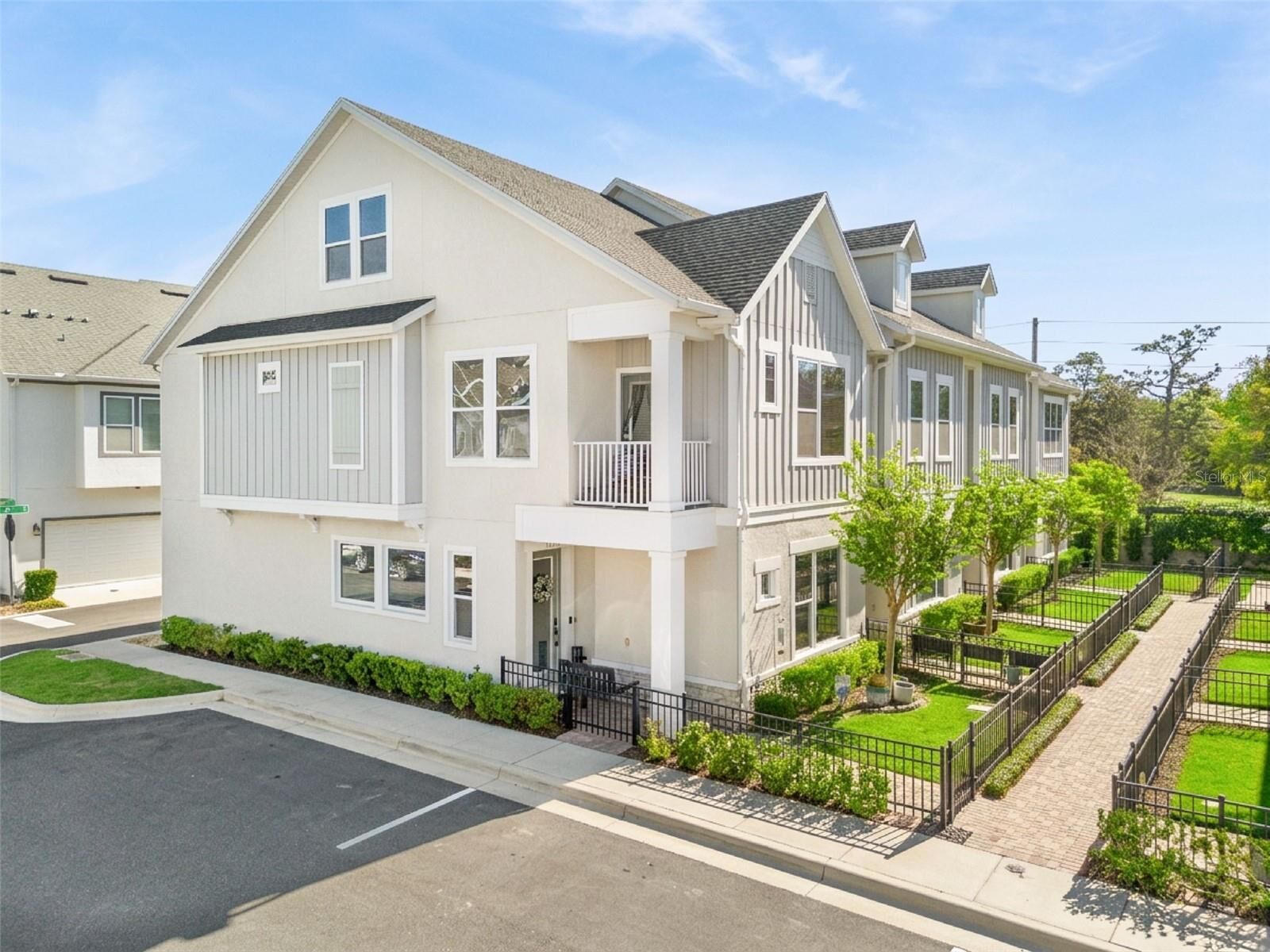 Property Photo: 1015 Lychee Court FL 32746