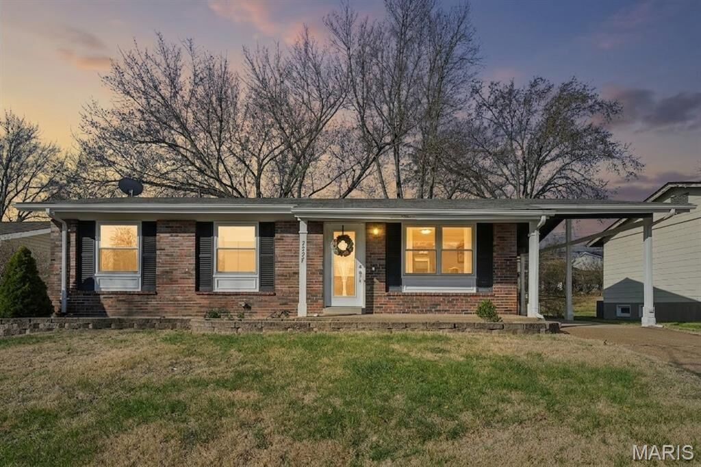 Property Photo:  2327 Wescreek Drive  MO 63043 