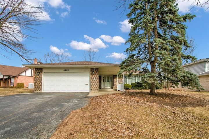 Property Photo:  1040 E Grissom Drive  IL 60074 