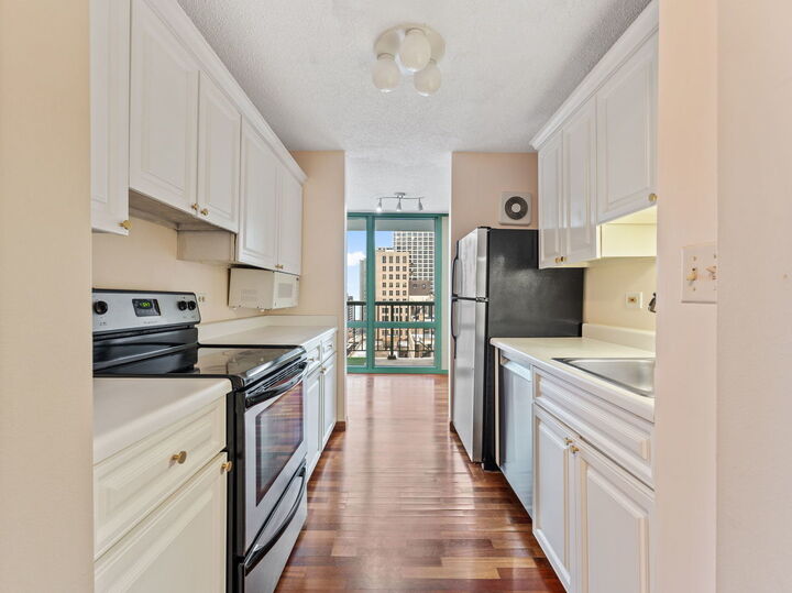 Property Photo: 111 W Maple Street 1401 IL 60610