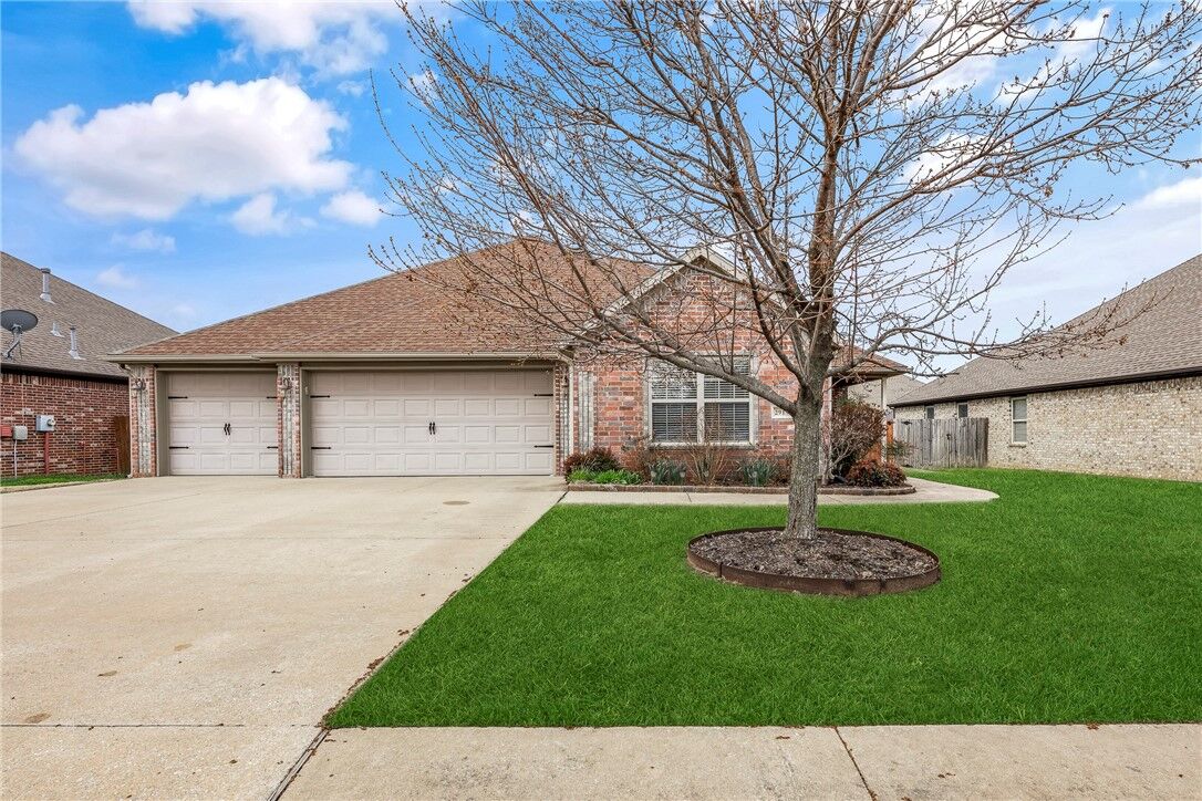 Property Photo:  2914 N 17th Street  AR 72756 