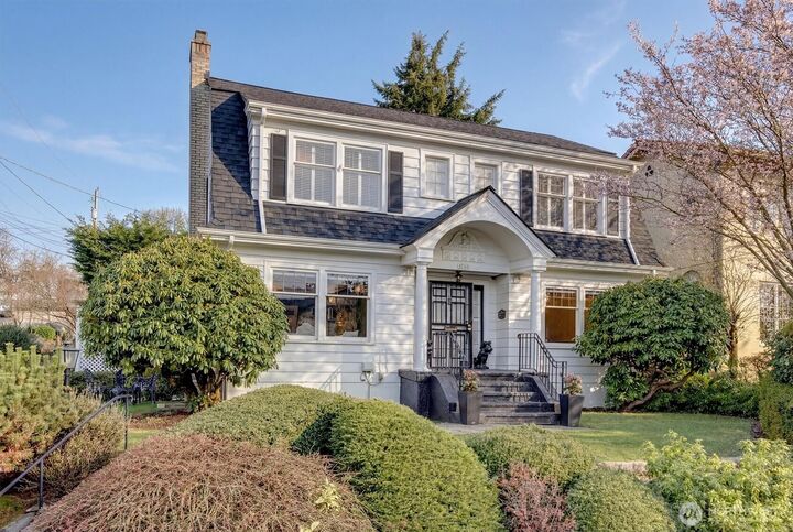 Property Photo:  2103  5th Avenue N  WA 98109 