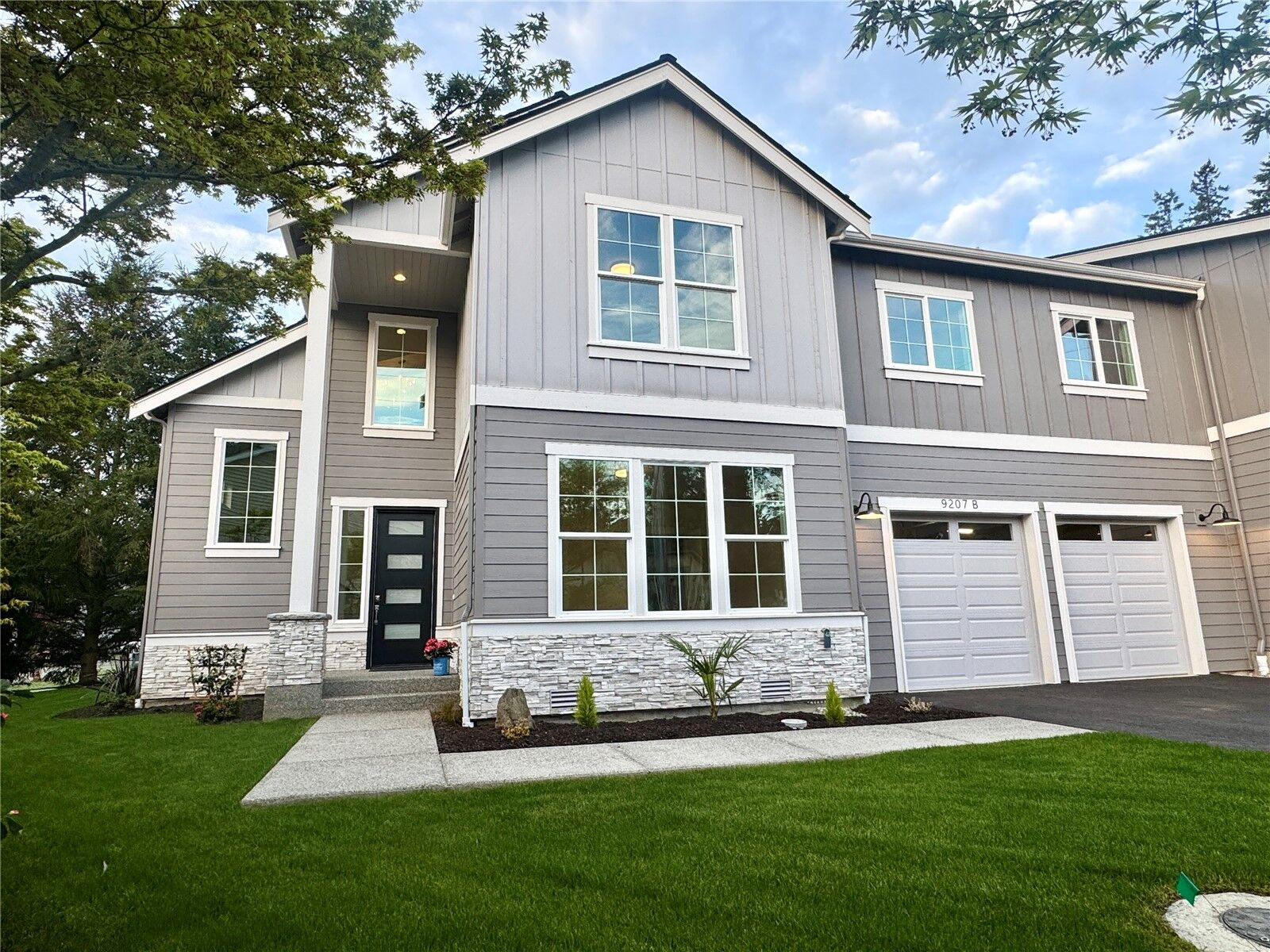 Property Photo:  9207 NE 175th Street B  WA 98011 