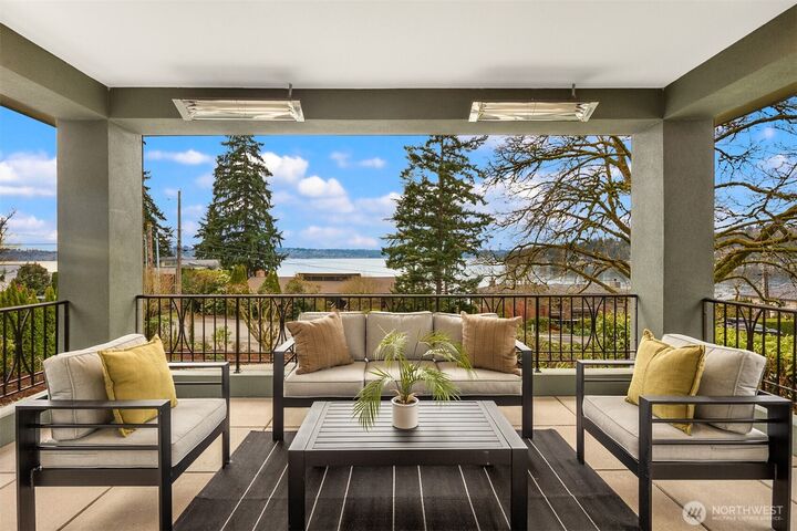 Property Photo:  1610  10th Street W  WA 98033 