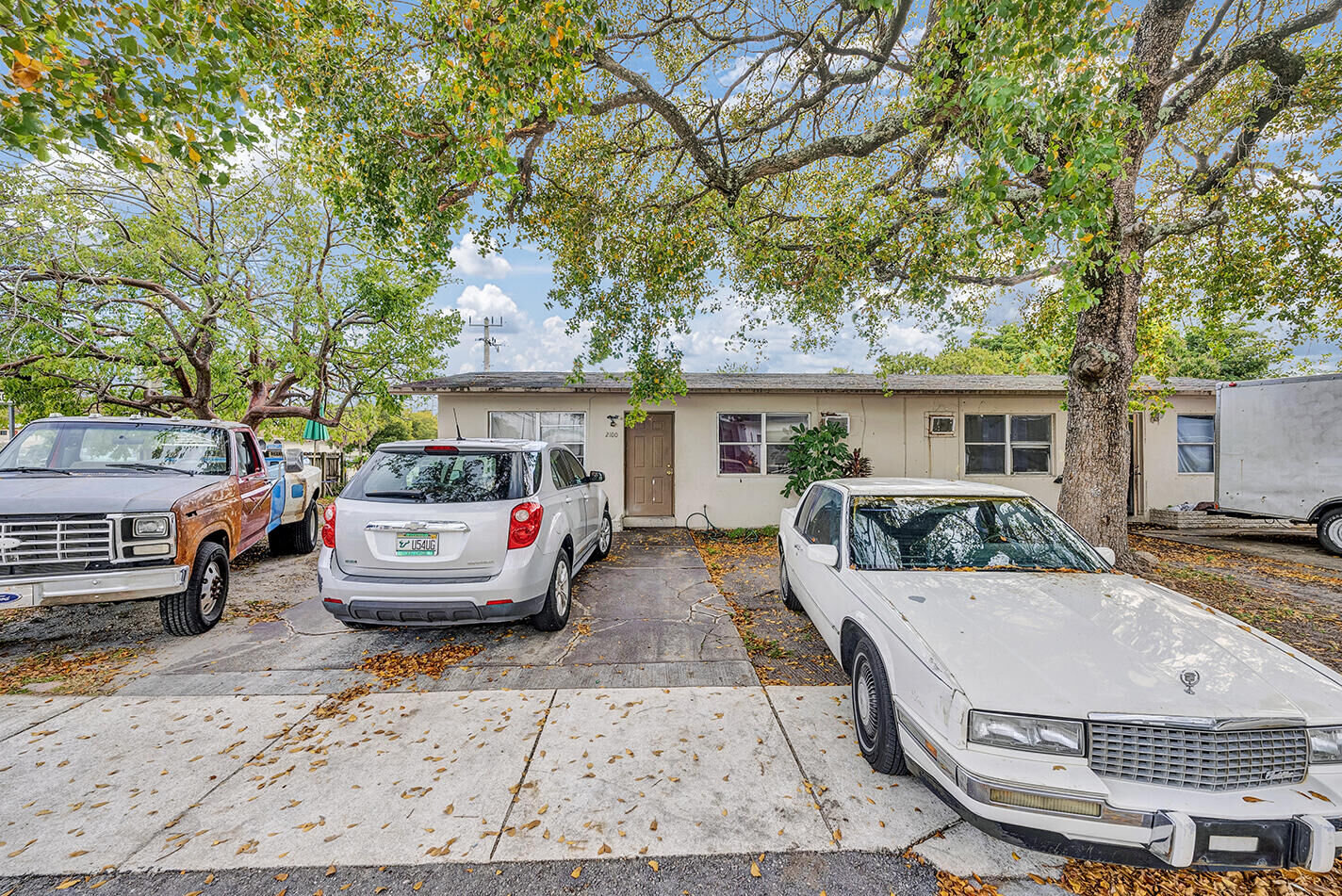 Property Photo:  2100 NW 27th Street  FL 33311 