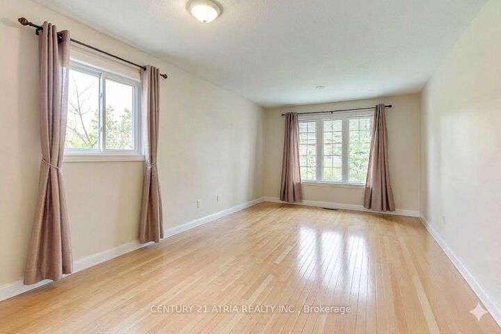 Photo de la propriété:  194 Livingstone Street E Upper  ON L4M 6M4 