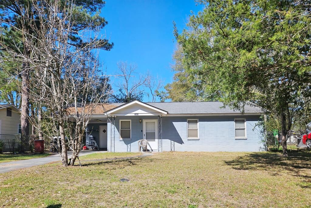 Property Photo:  1403 E Waddell Ave  GA 31705 