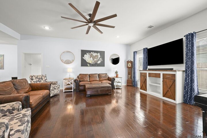 Property Photo: 17064 Sills Dr LA 70769