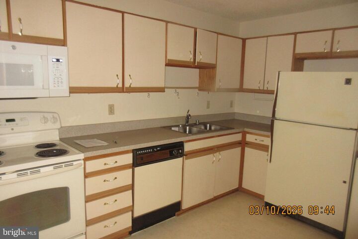 Property Photo:  15101 Interlachen Drive 1-806  MD 20906 