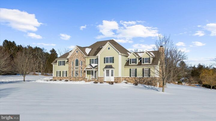 Property Photo:  4 Steinbeck Court  NJ 08848 