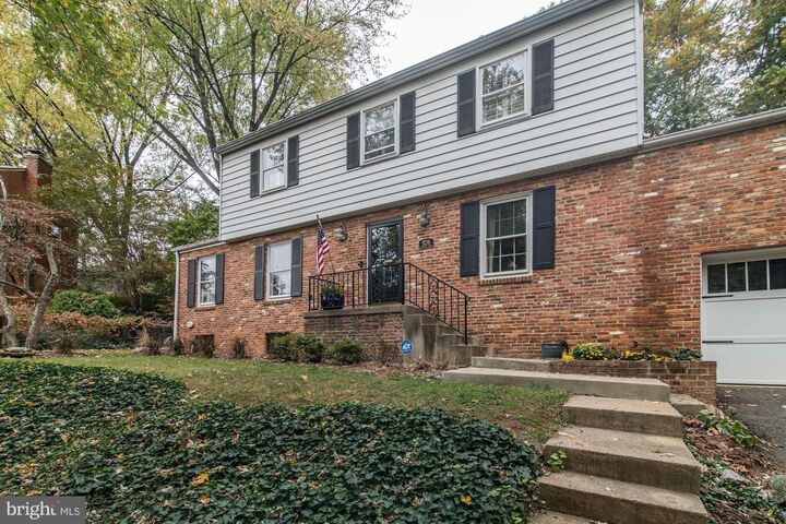 Property Photo: 926 N Kemper Street VA 22304