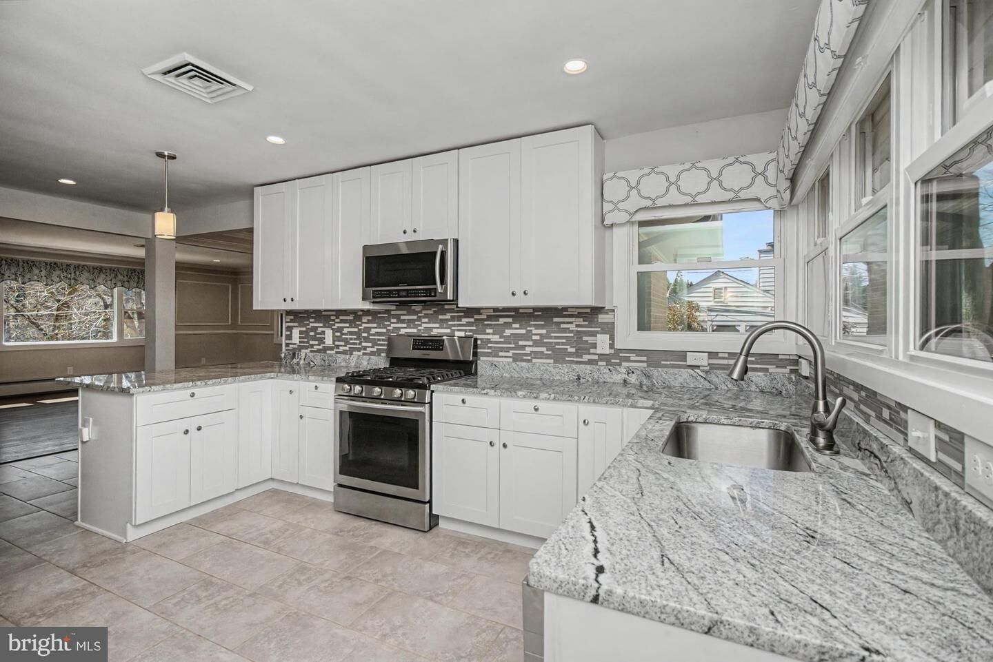 Property Photo:  612 W Chesapeake Avenue  MD 21204 