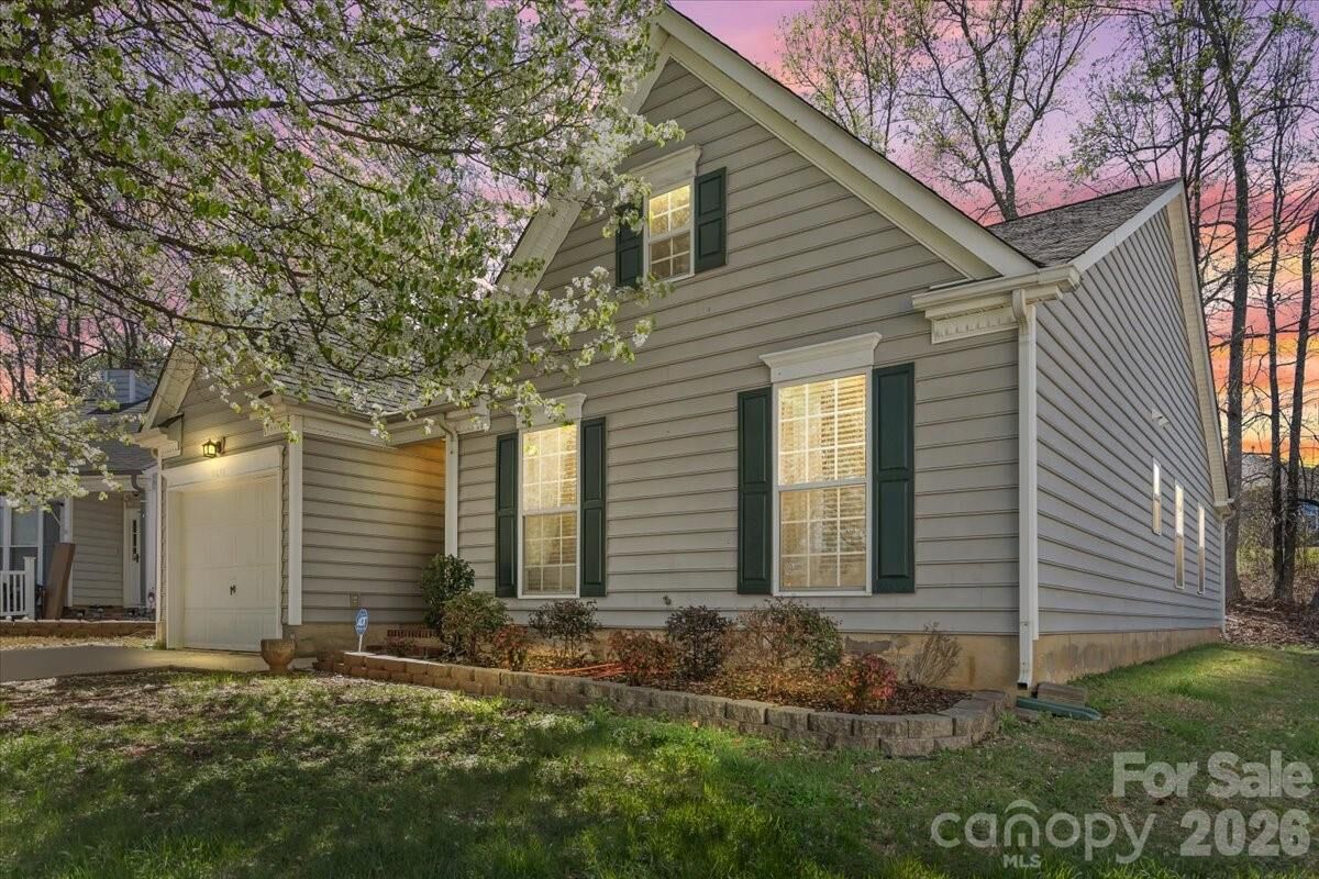 Property Photo:  8636 Warwick Crest Lane  NC 28215 